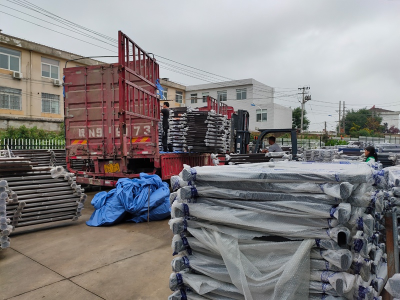 金用護(hù)欄2020年7月17日下午鋅鋼玻璃護(hù)欄產(chǎn)品裝車發(fā)貨！