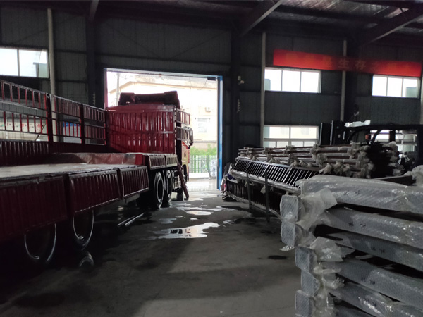 金用護(hù)欄2020年7月18日鋅鋼陽(yáng)臺(tái)護(hù)欄產(chǎn)品裝車(chē)發(fā)貨！