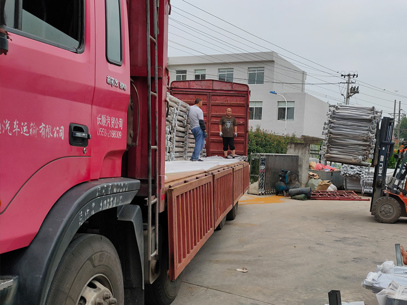 金用護(hù)欄2020年7月26日陽(yáng)臺(tái)玻璃護(hù)欄裝車發(fā)貨！