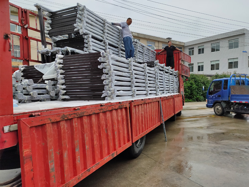 金用護欄2020年7月27日鋅鋼玻璃陽臺護欄裝車發貨！