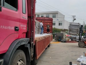 金用護(hù)欄2020年7月26日陽(yáng)臺(tái)玻璃護(hù)欄裝車發(fā)貨！