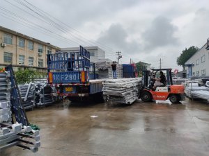 金用護(hù)欄2020年7月28日鋅鋼陽(yáng)臺(tái)玻璃護(hù)欄裝車發(fā)貨！