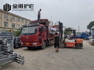 金用護欄2020年7月30日鋅鋼窗戶護欄裝車發(fā)貨！