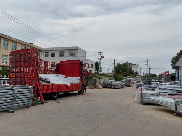 金用護欄2020年8月7日陽臺玻璃護欄裝車發貨！