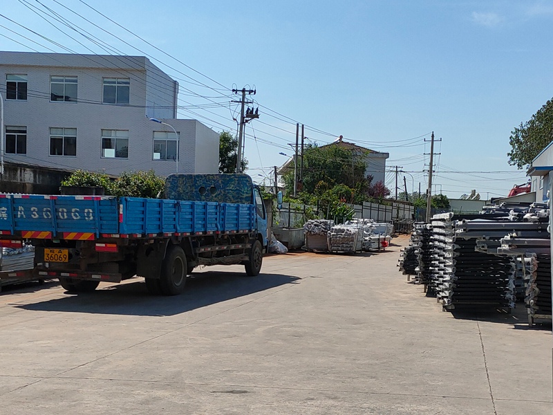 金用護欄2020年8月12日鋁合金玻璃護欄裝車發貨！