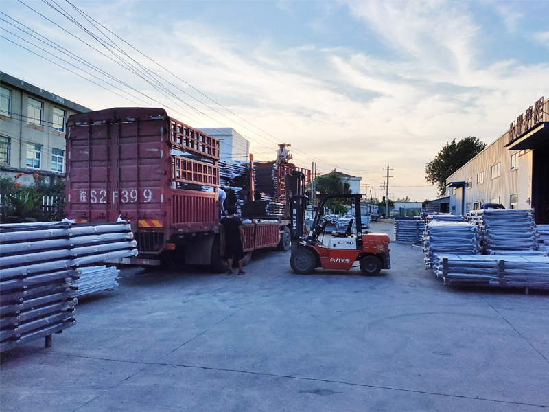 金用護欄2020年8月16日鋅鋼陽臺護欄裝車發貨！