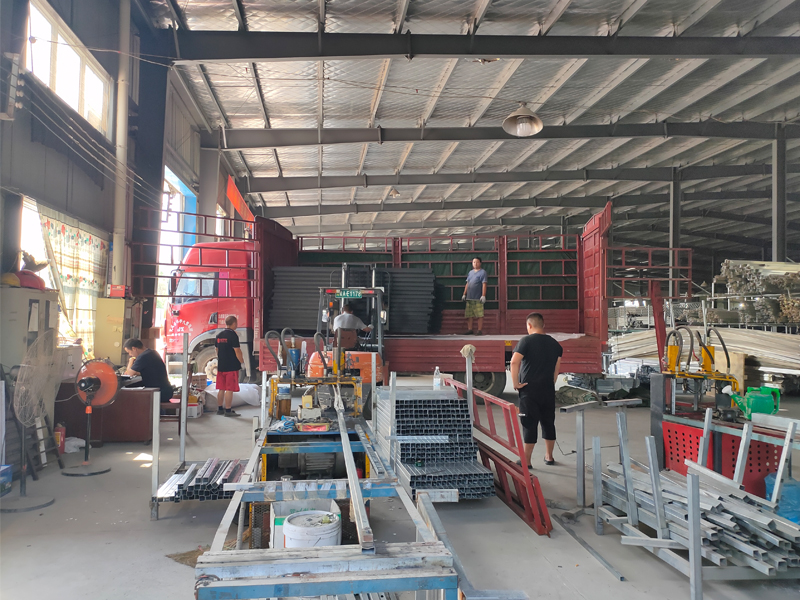 金用護(hù)欄2020年8月18日鋅鋼窗戶護(hù)欄裝車發(fā)貨！