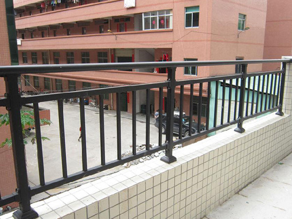 陽臺(tái)護(hù)欄清潔技巧