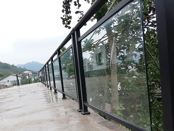 陽臺護(hù)欄用哪種材質(zhì)性價比高？