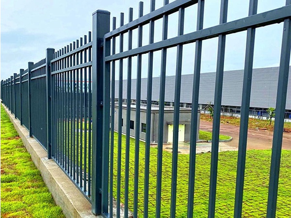 鋅鋼護(hù)欄和鐵藝護(hù)欄誰的性價(jià)比高？看過這里你就知道了！