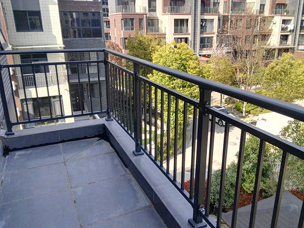 鋅鋼陽(yáng)臺(tái)護(hù)欄廠家怎么選，這三點(diǎn)很重要！