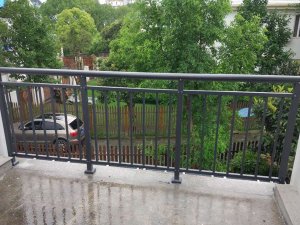 如何挑選一家好的陽臺(tái)護(hù)欄廠家？這樣挑最靠譜！