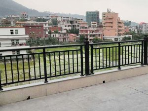 為什么建議大家選鋅鋼陽臺護(hù)欄而不選鐵藝或不銹鋼，原因在這里！