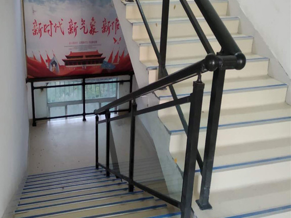 定制建筑工程樓梯扶手，從這兩款中選擇省心又省錢！