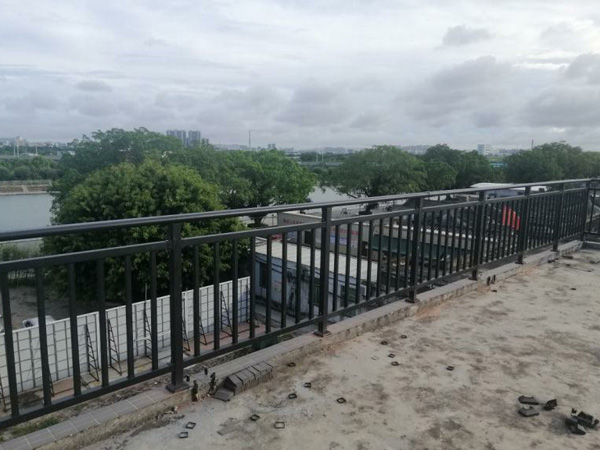 推薦2款陽(yáng)臺(tái)護(hù)欄，定制價(jià)格不到60元一米！