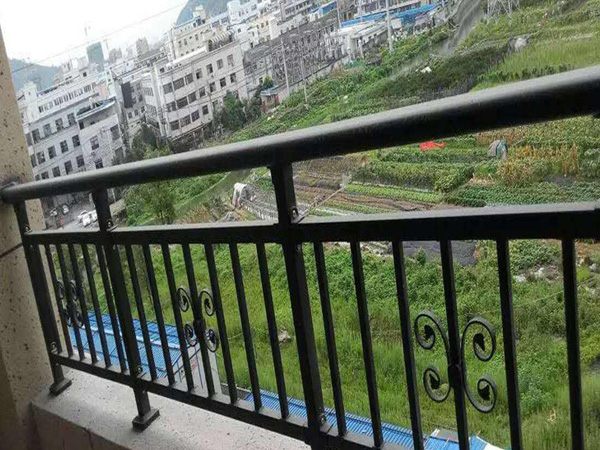 什么材料做的陽臺護欄價格便宜又安全耐用？80%采購人員都選它！