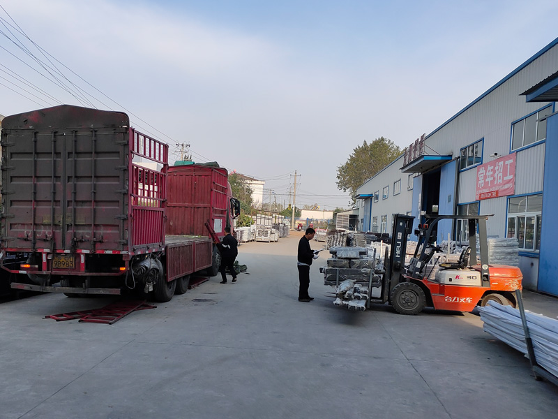 金用護欄2020年10月21日鋅鋼陽臺護欄裝車發貨！