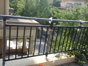 哪種陽臺護(hù)欄最適合小區(qū)樓盤上使用？這種材質(zhì)最合適！