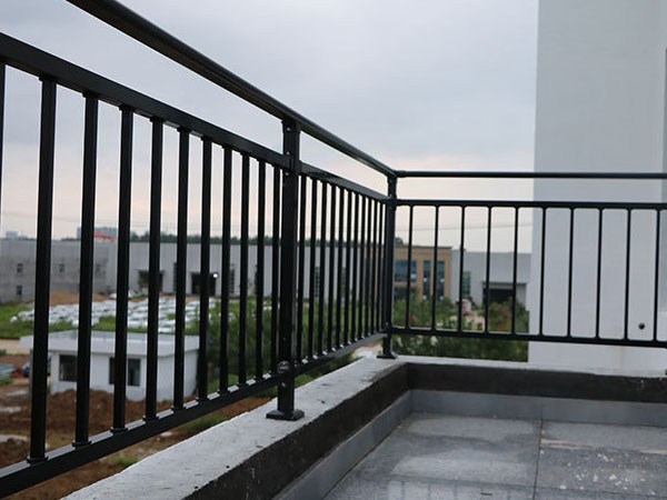 鋅鋼護欄廠家哪家價格便宜質(zhì)量又好？