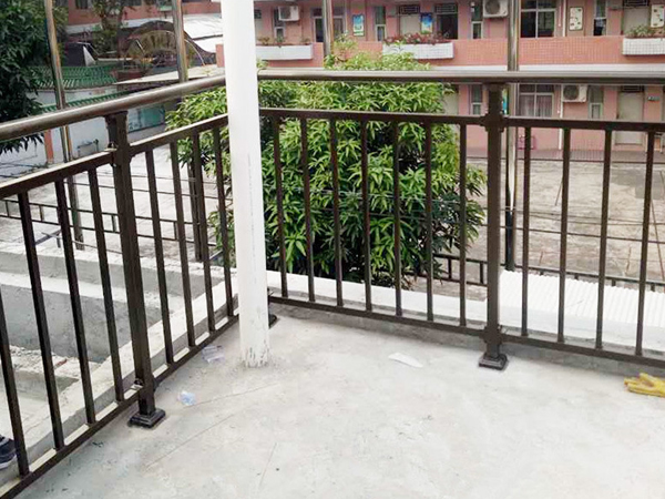 陽臺護(hù)欄用什么材料好？