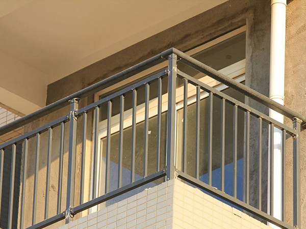 陽臺(tái)欄桿哪種材料做的性價(jià)比高？