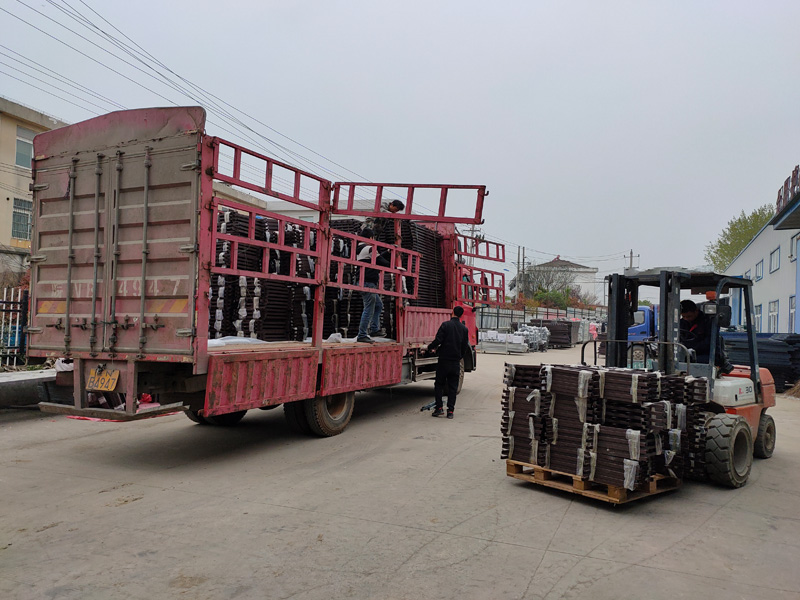 金用護(hù)欄2021年4月7日鋅鋼空調(diào)欄桿發(fā)貨！