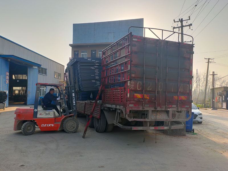 金用護欄2021年12月4日鋅鋼百葉窗裝車發貨！