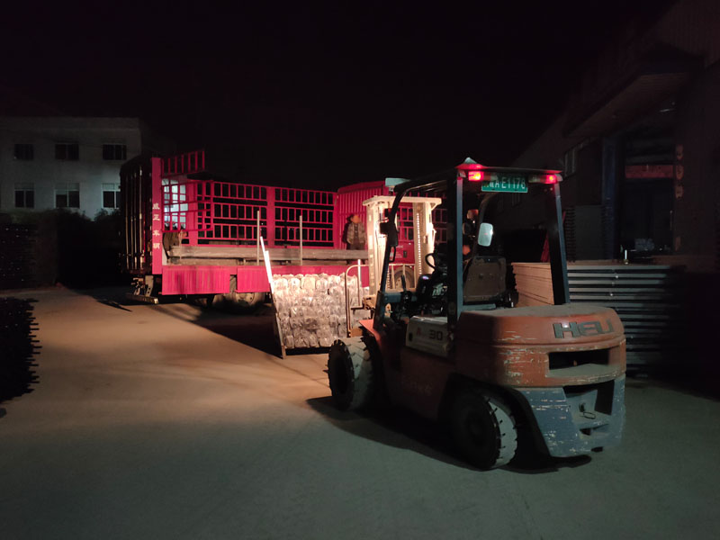 金用護(hù)欄2021年12月7日鋅鋼護(hù)欄裝車發(fā)貨！