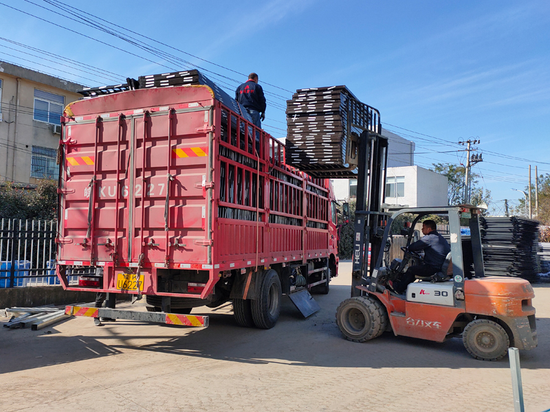 金用護欄2021年12月11日鋅鋼百葉窗裝車發貨！