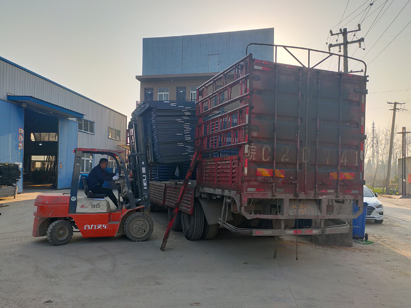 金用護欄2021年12月14日鋅鋼百葉窗裝車發(fā)貨！