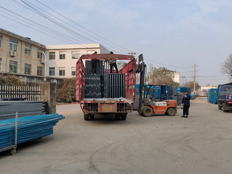 金用護欄2021年12月20日鋅鋼百葉窗裝車發貨！