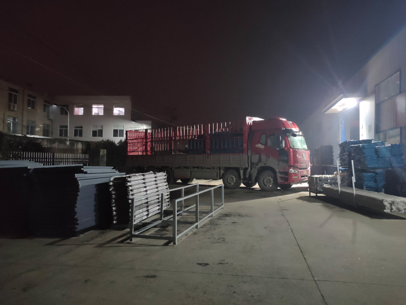 金用護欄2022年1月13日鋅鋼百葉窗裝車發貨！