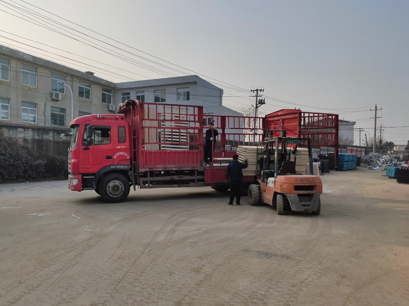 金用護(hù)欄2022年1月19日鋅鋼百葉窗裝車發(fā)貨！