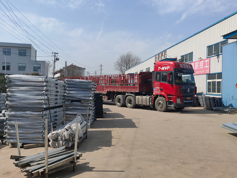 金用護(hù)欄2022年3月11日鋅鋼百葉窗裝車發(fā)貨！