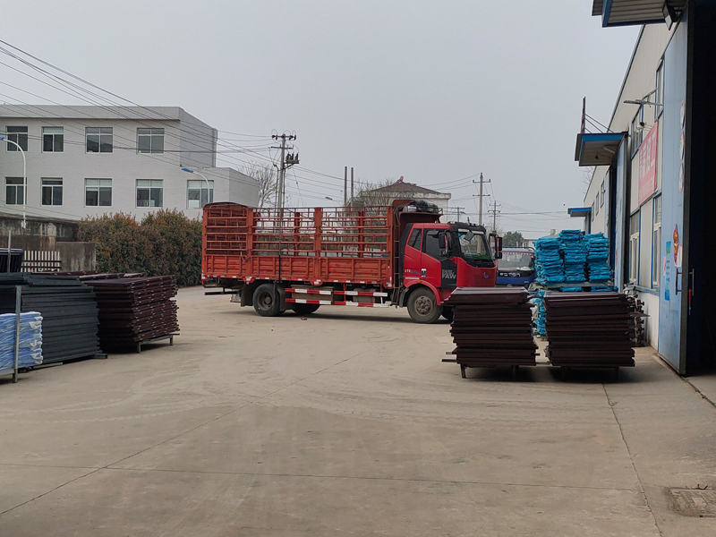 金用護(hù)欄2022年3月12日鋅鋼飄窗欄桿裝車發(fā)貨！