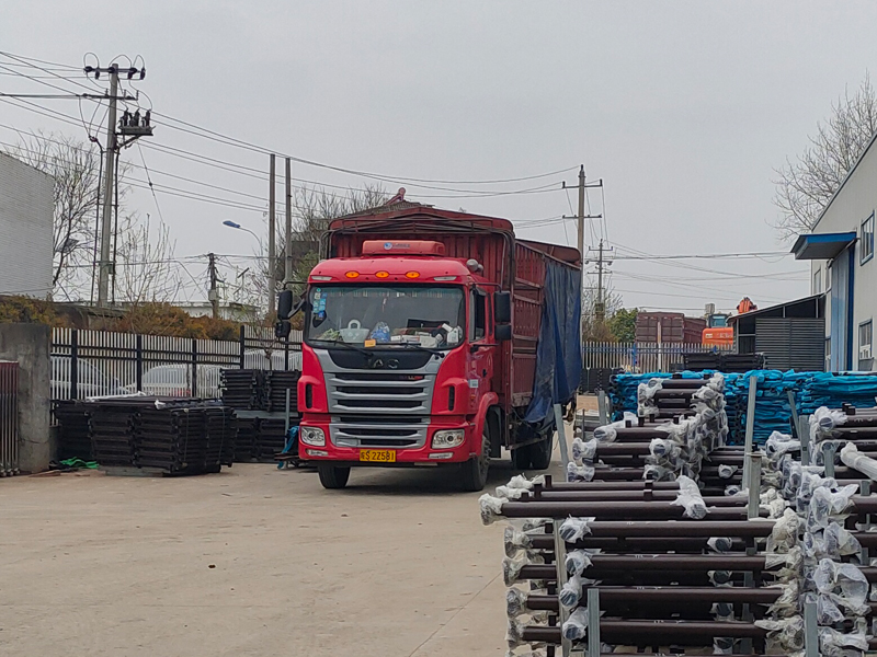 金用護欄2022年3月19日鋅鋼玻璃欄桿裝車發貨！