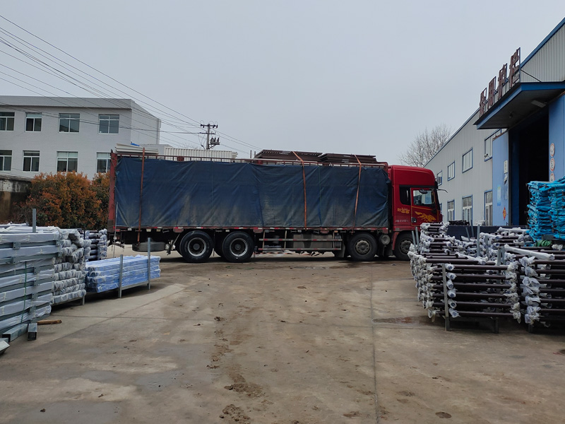 金用護(hù)欄2022年3月22日鋅鋼百葉窗裝車發(fā)貨！