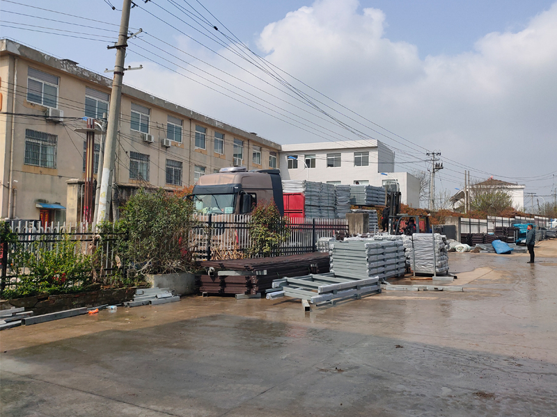 金用護欄2022年3月23日鋅鋼玻璃欄桿裝車發(fā)貨！