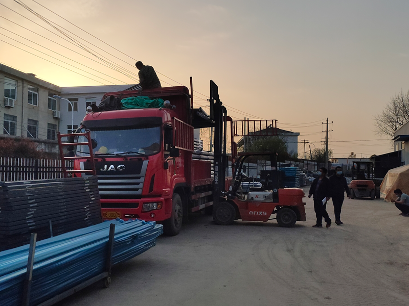 金用護欄2022年3月31日鋅鋼陽臺護欄裝車發(fā)貨！