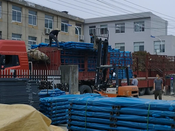 金用護欄2022年4月13日鋅鋼百葉窗裝車發貨！