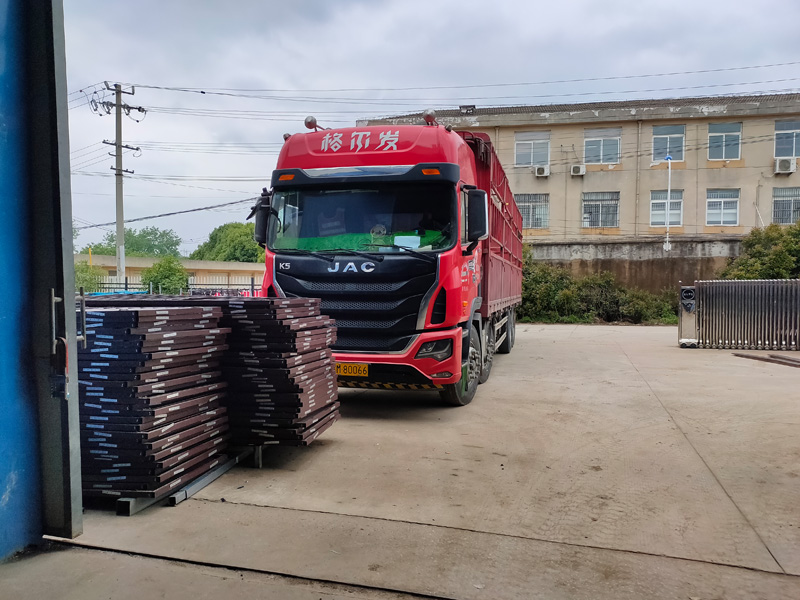 金用護欄2022年5月9日鋁合金百葉窗裝車發(fā)貨！