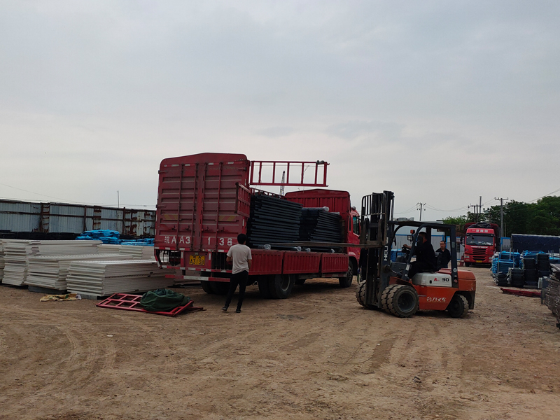 金用護欄2022年5月14日鋅鋼圍墻護欄裝車發(fā)貨！