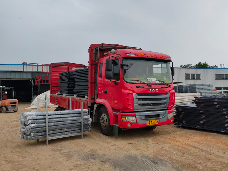 金用護(hù)欄2022年5月17日鋅鋼飄窗欄桿裝車發(fā)貨！