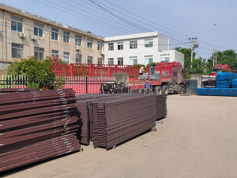金用護(hù)欄2022年5月23日鋅鋼飄窗欄桿裝車(chē)發(fā)貨！