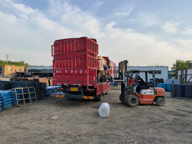 金用護(hù)欄2022年6月7日鋅鋼護(hù)窗欄桿裝車發(fā)貨！