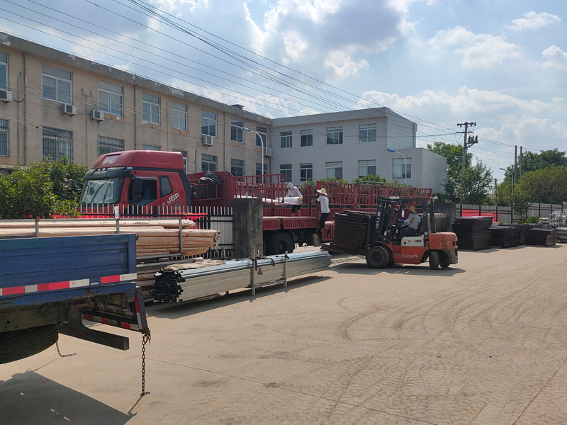 金用護欄2022年6月16日鋅鋼百葉窗裝車發貨！