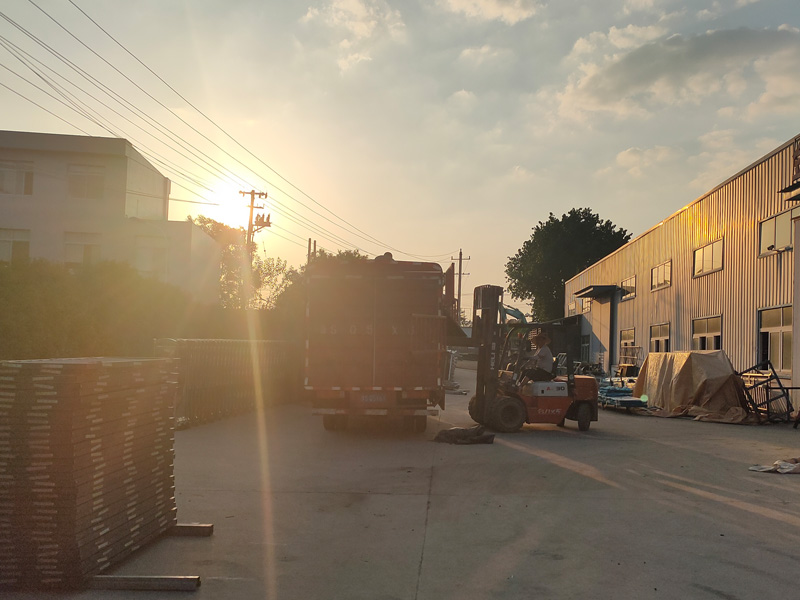 金用護欄2022年6月22日鋅鋼百葉窗裝車發(fā)貨！