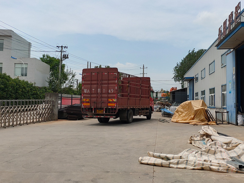 金用護(hù)欄2022年6月27日鋅鋼百葉窗裝車發(fā)貨！