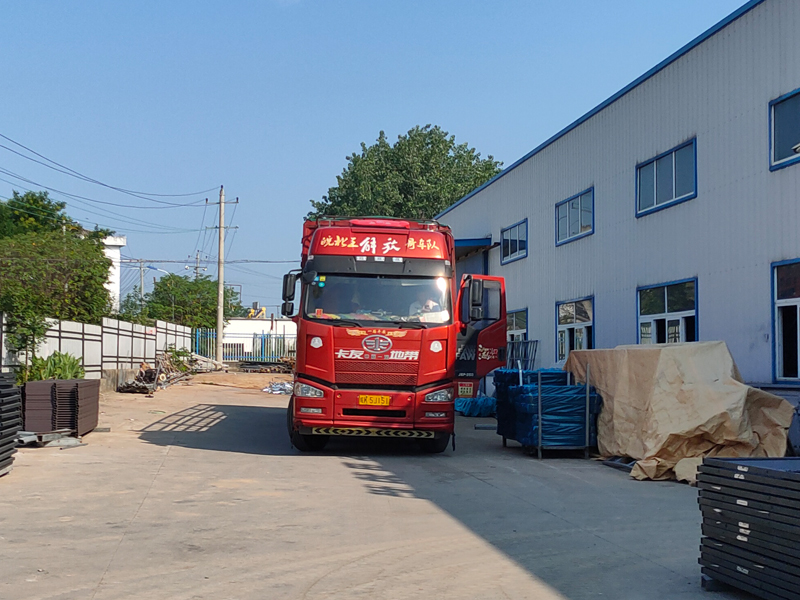 金用護(hù)欄2022年7月4日鋅鋼百葉窗裝車發(fā)貨！