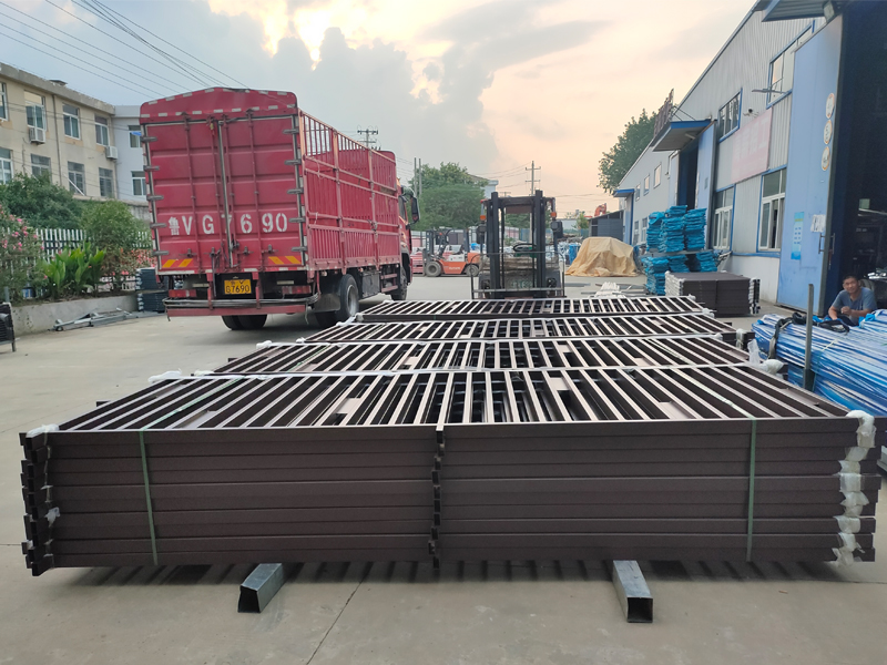 金用護(hù)欄2022年7月20日鋅鋼圍墻護(hù)欄裝車發(fā)貨！